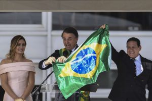 Quem queima a bandeira nacional é terrorista, diz Bolsonaro